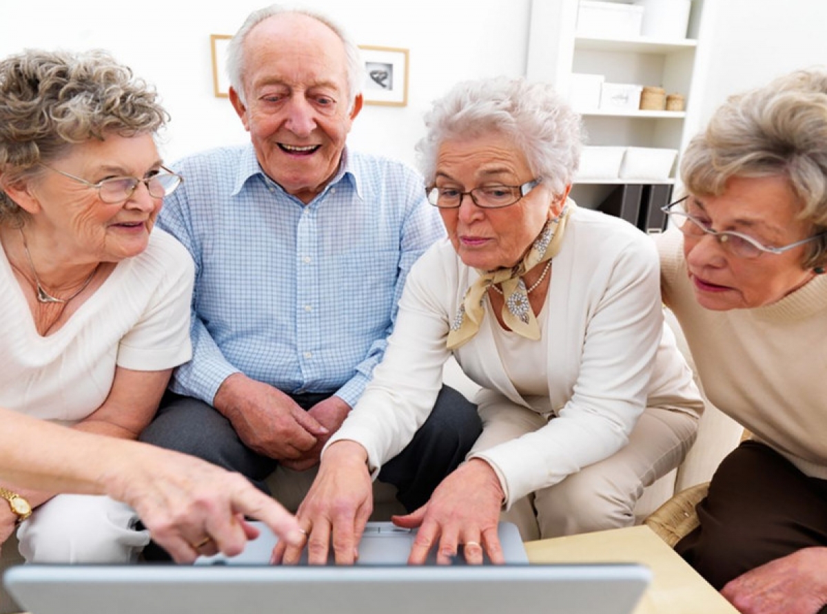 Gli over-65 di oggi hanno l'animo dei millennials, studio, navigano su Internet e apprezzano la società globale
