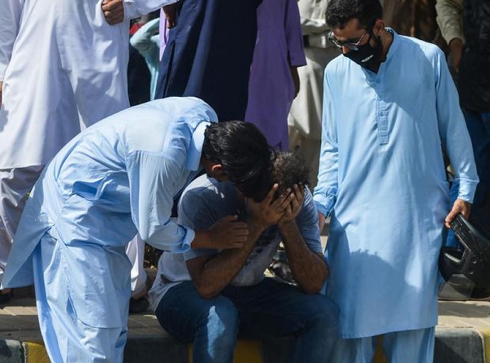 Pakistan: aereo passeggeri precipita a Karachi. Ci sono almeno 2 sopravvissuti